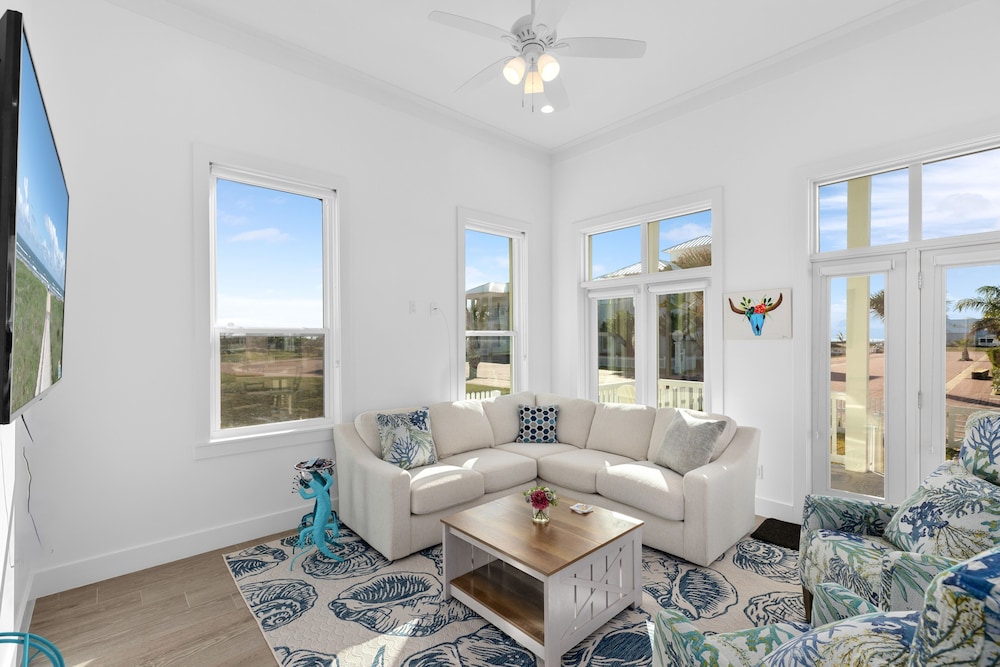The Scarlett - Private Home At The Shores 3 Bedroom Home