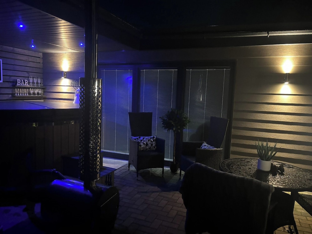 Sheffield-apartment-sleeps4-parking-hottub