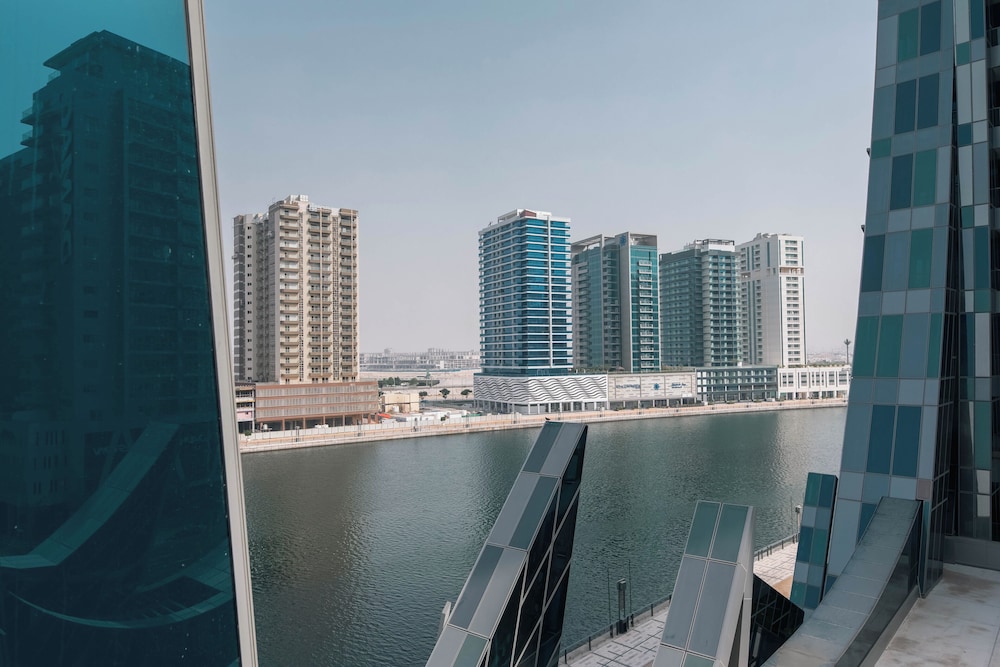 SIMPLY COMFORT Urban Chic Suites in J One Tower City & Canal Views