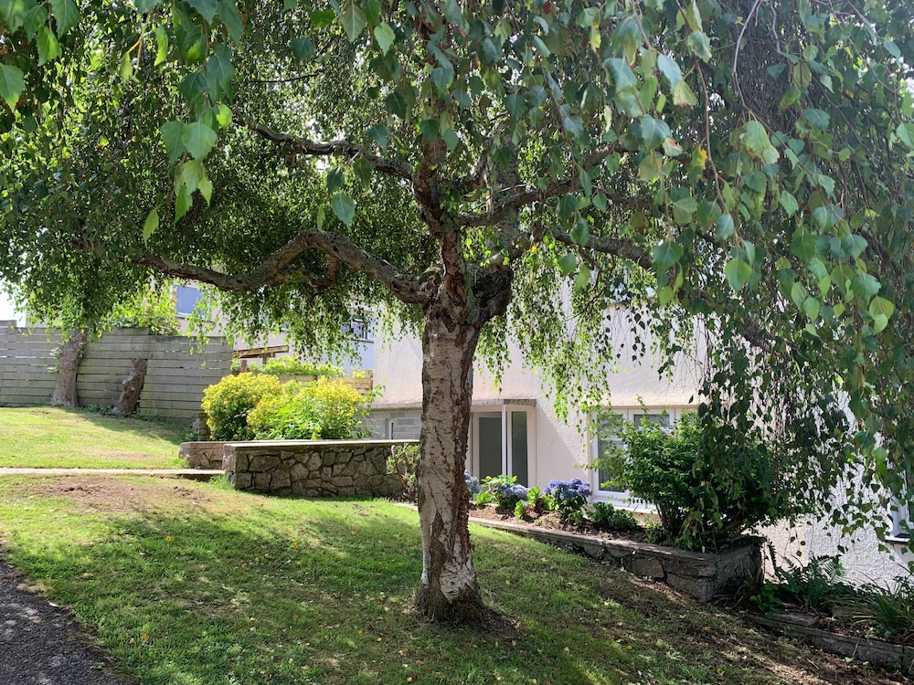 2 Bed-sleeps 4-parking-pets-10 min Walk to Beach