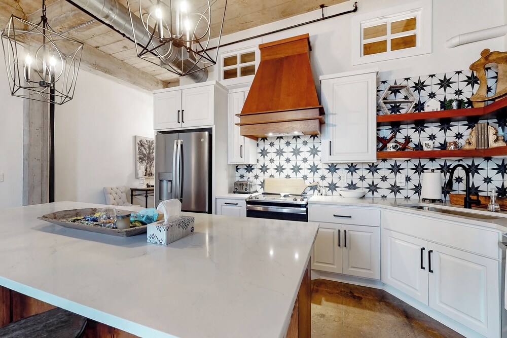Luxe 1BR Downtown Loft in Historical Building