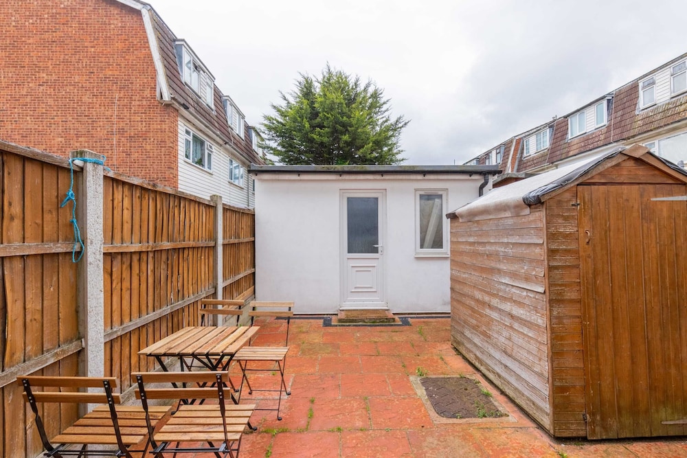 Spacious 4BD Home, Near Excel London!