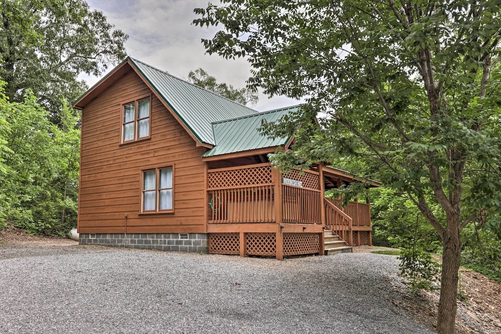 'the Moonshine' Cabin: Hot Tub, 3 Mi to Dollywood view 5