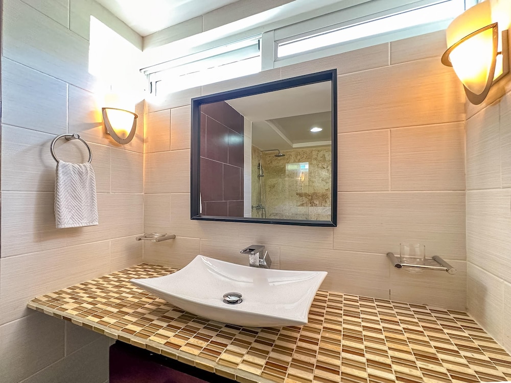 Incredible 3 BR Penthouse w BBQ Jacuzzi view 2