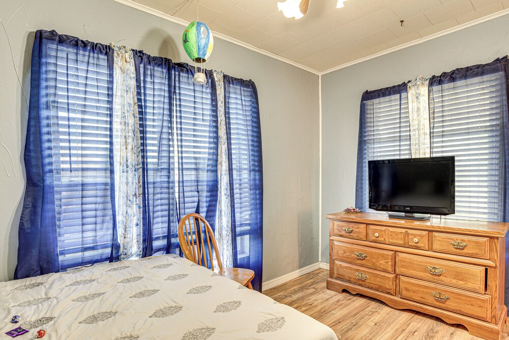 Cozy Oklahoma Family Home w/ Private Yard & Grill view 4
