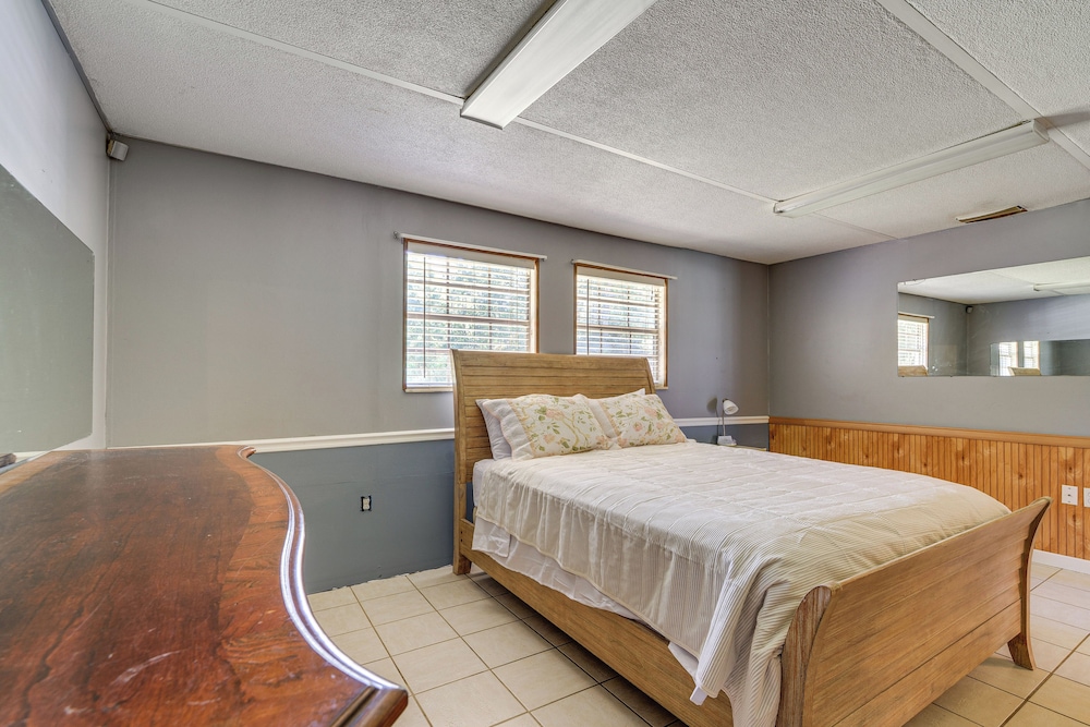 2 Mi to Manatees: Homosassa Home w/ Lanai!