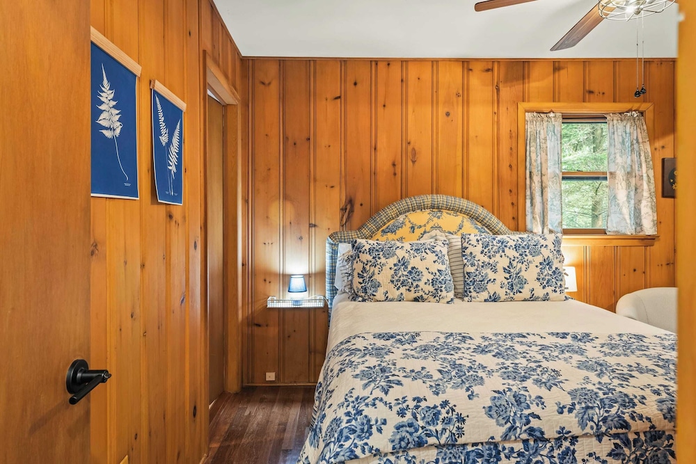 The Horseshoe Hideaway Lake Harmony Cabin w/ Hot Tub & Game Porch