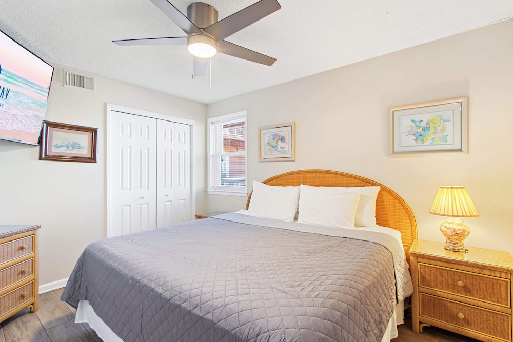 Gulf View 2 Bed Beaches Pool Dining and Fun