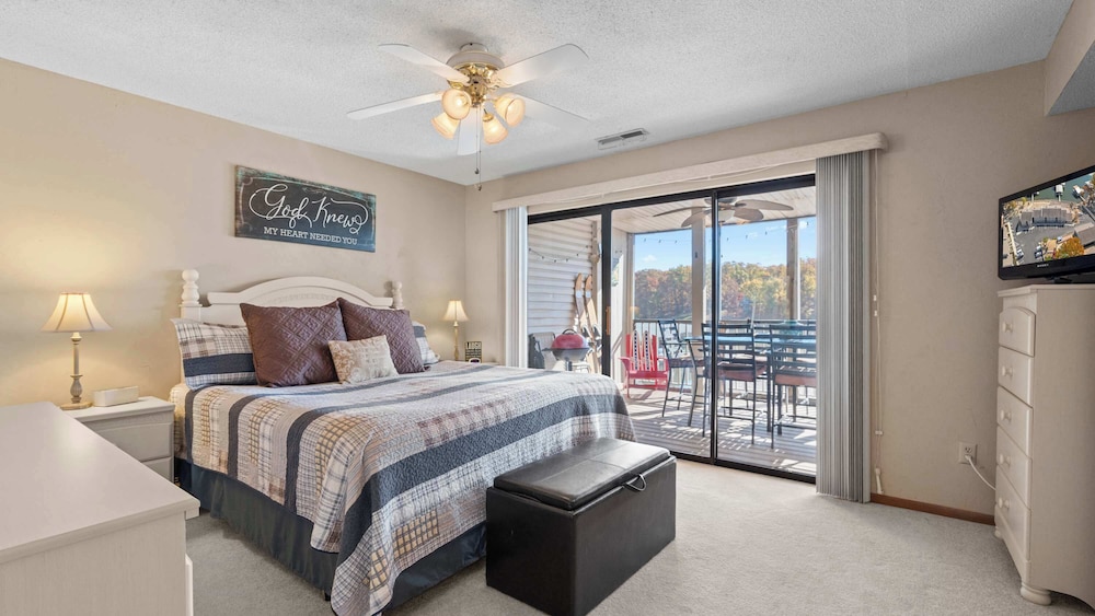 Easy Breezy Lakefront for 6