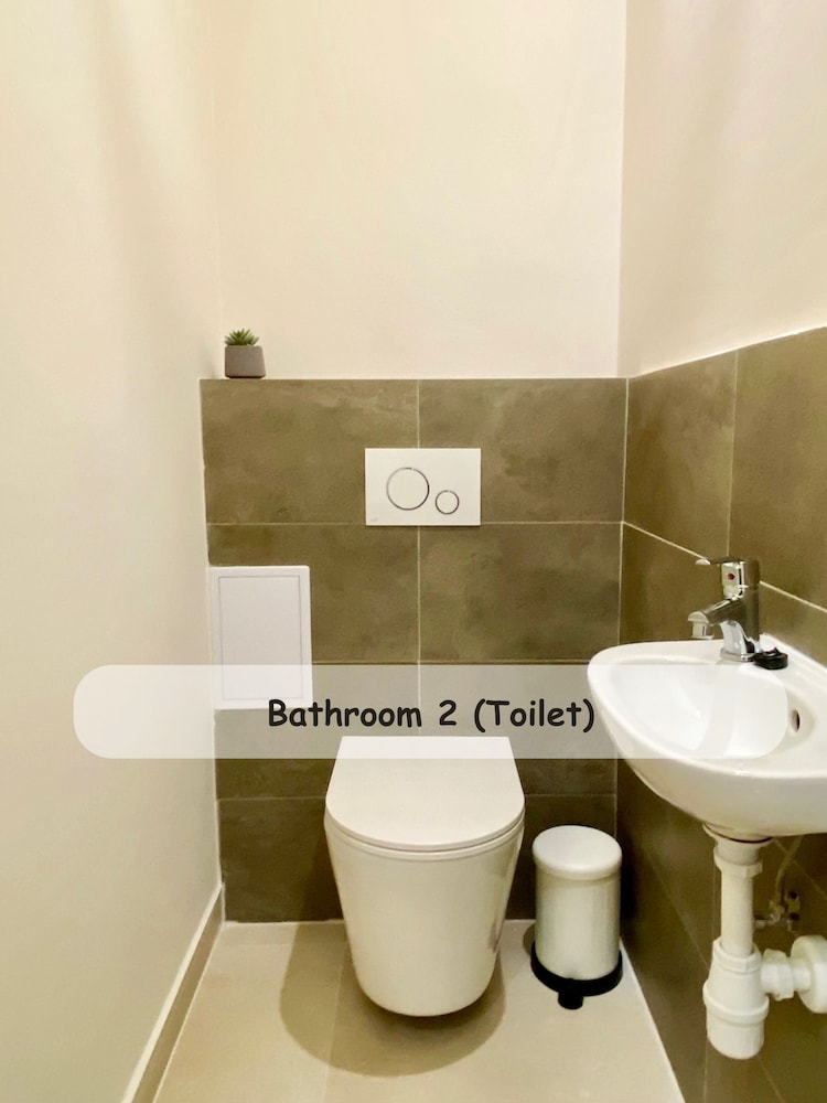 Luxury 3BR Apartment Near Basilica & Parliament