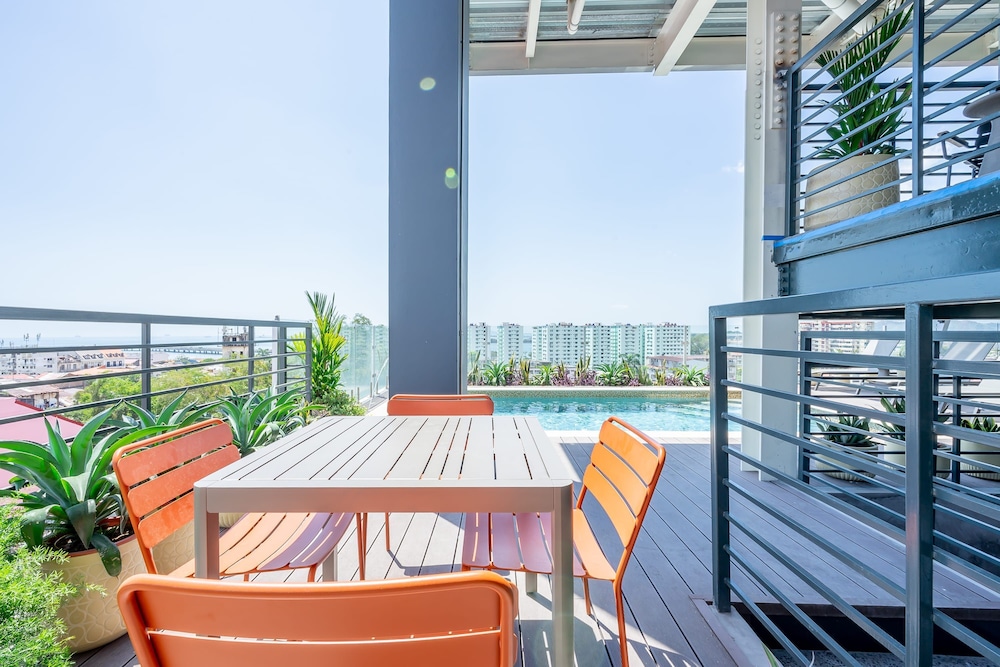 w Comfy 1BR w Perfect Balcony in Casco View