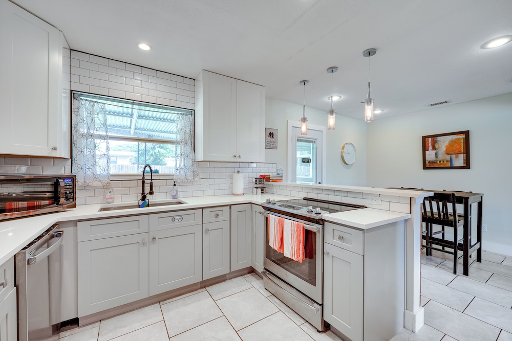 San Antonio Home, 2 Mi to Airport - Pets Welcome!