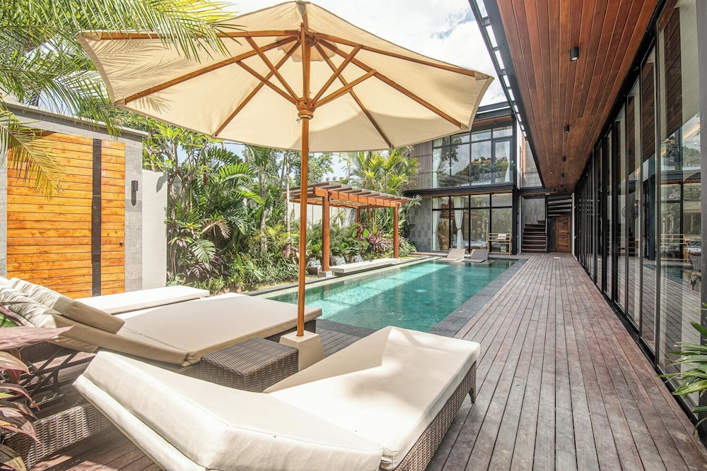 Elegant 6BR Canggu Retreat Just 400m to the Ocean