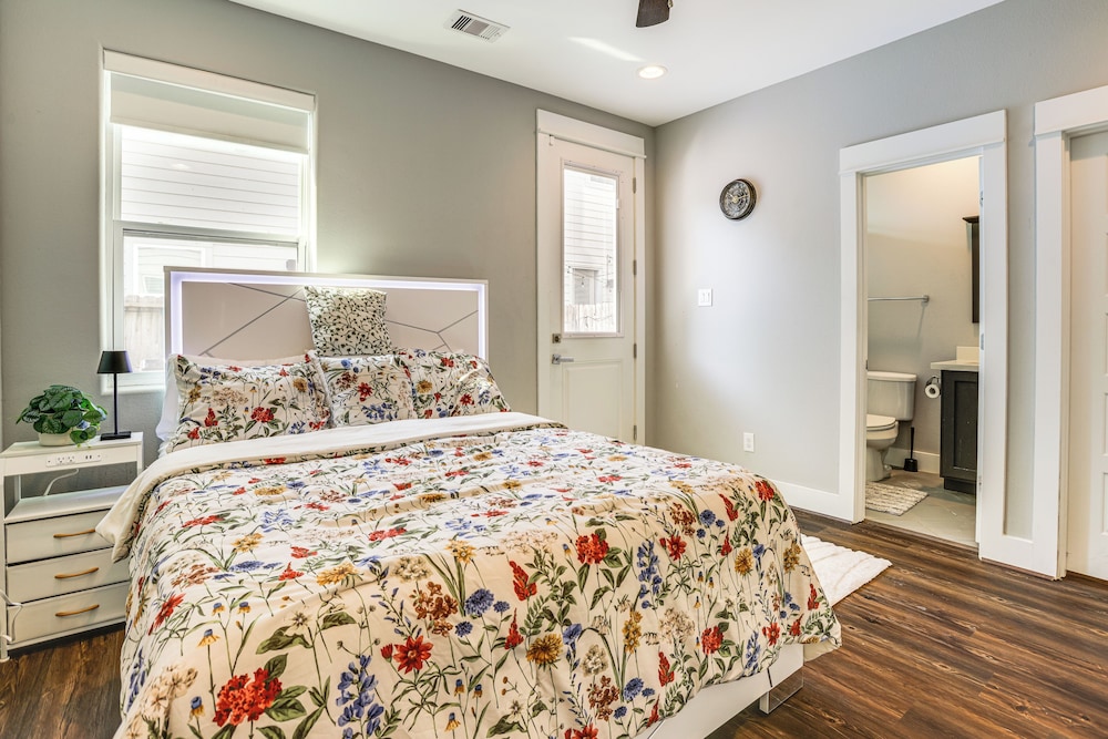 2 Mi to Dtwn: Modern Houston Home w/ Private Patio