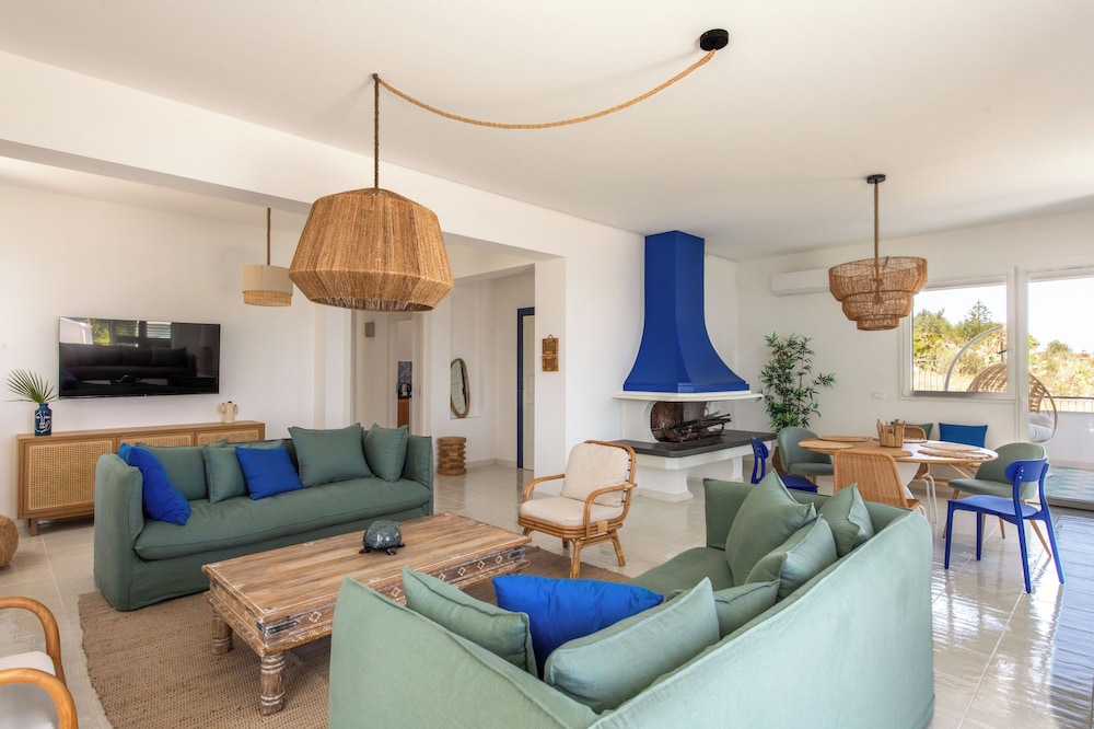 Sea Frame Design Apartments with Pool by Wonderful Italy
