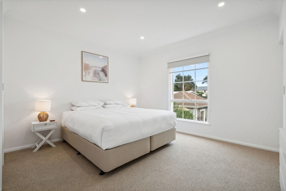 Coastal Luxury: 3-bed Townhouse 150m From Beach