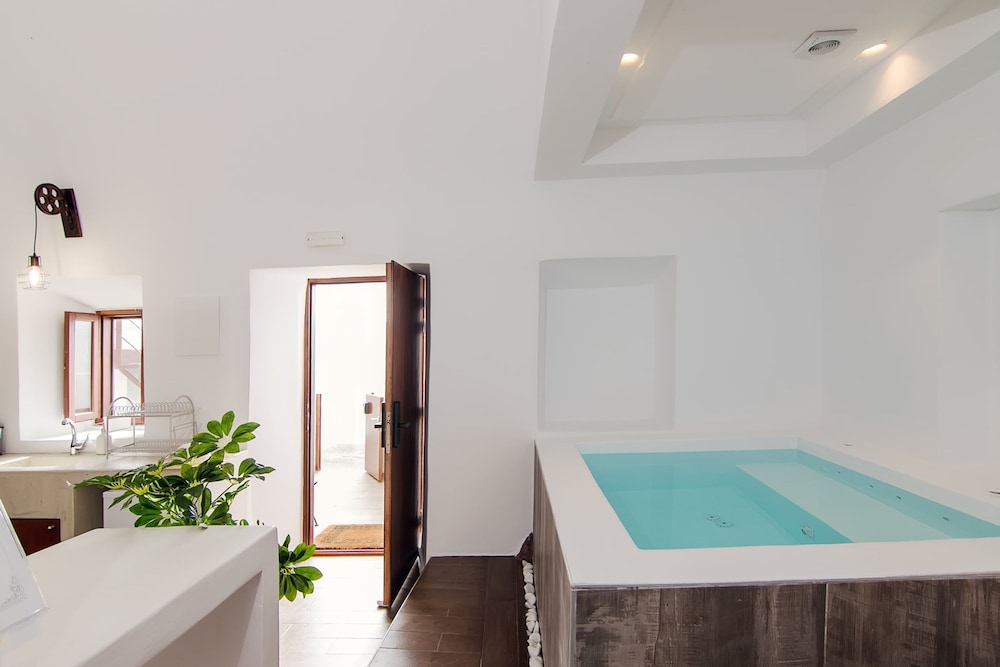 Santorini Luxury Suite w Rooftop Hottub Seaview