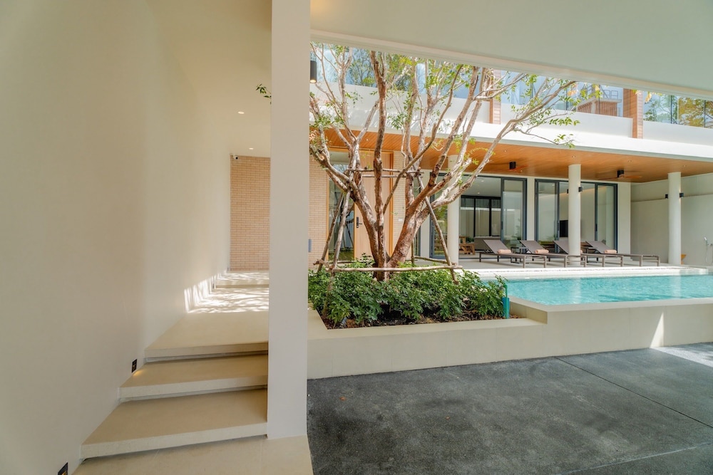 Modern Tropical Pool Villa - Saiyuan