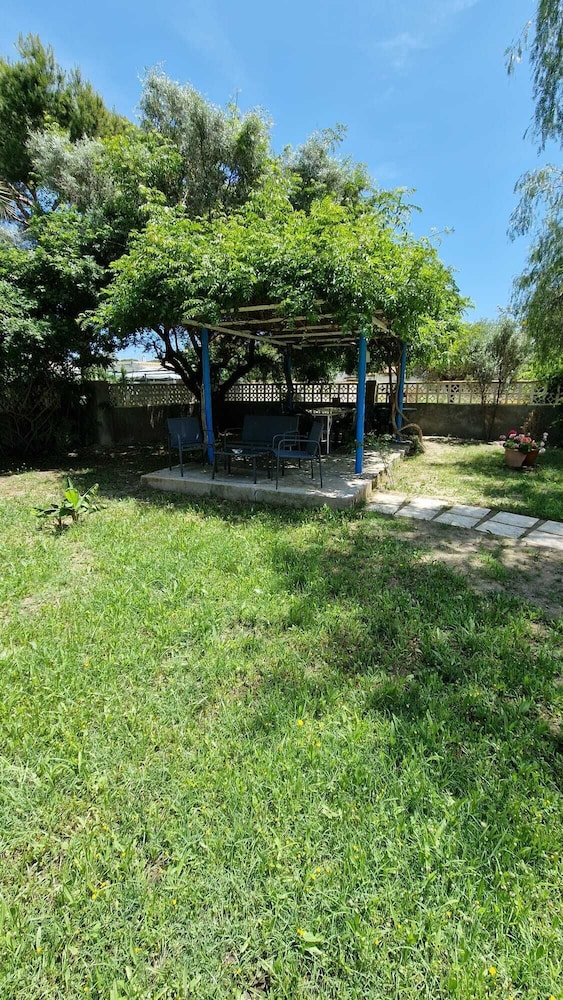 House With Exclusive Pool and Garden 7 min Walk From the Beach and the Center