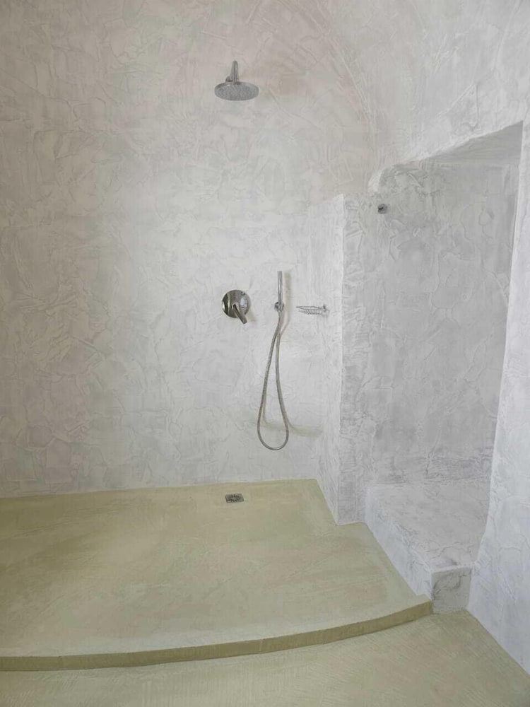 Phaos Oia Suites