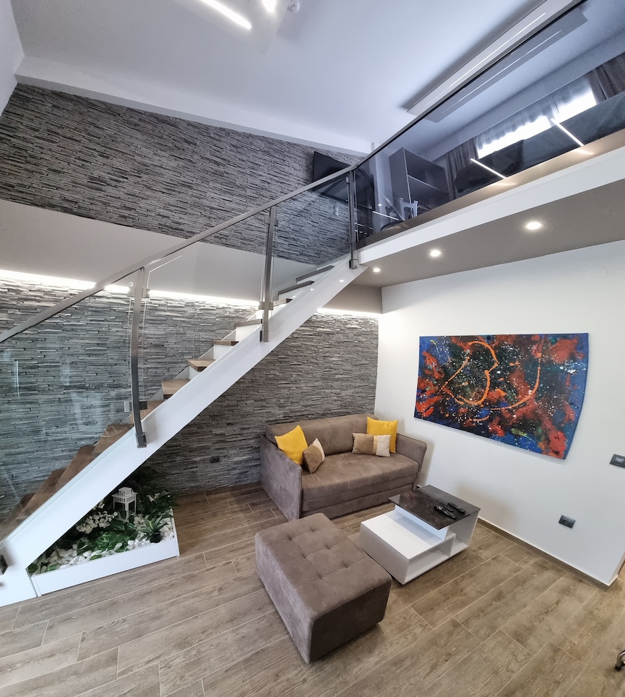 LUXSUITES