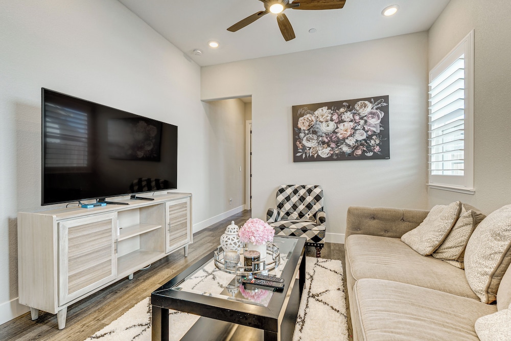Fenced-in Yard: Apt 7 Mi to Westfield Galleria