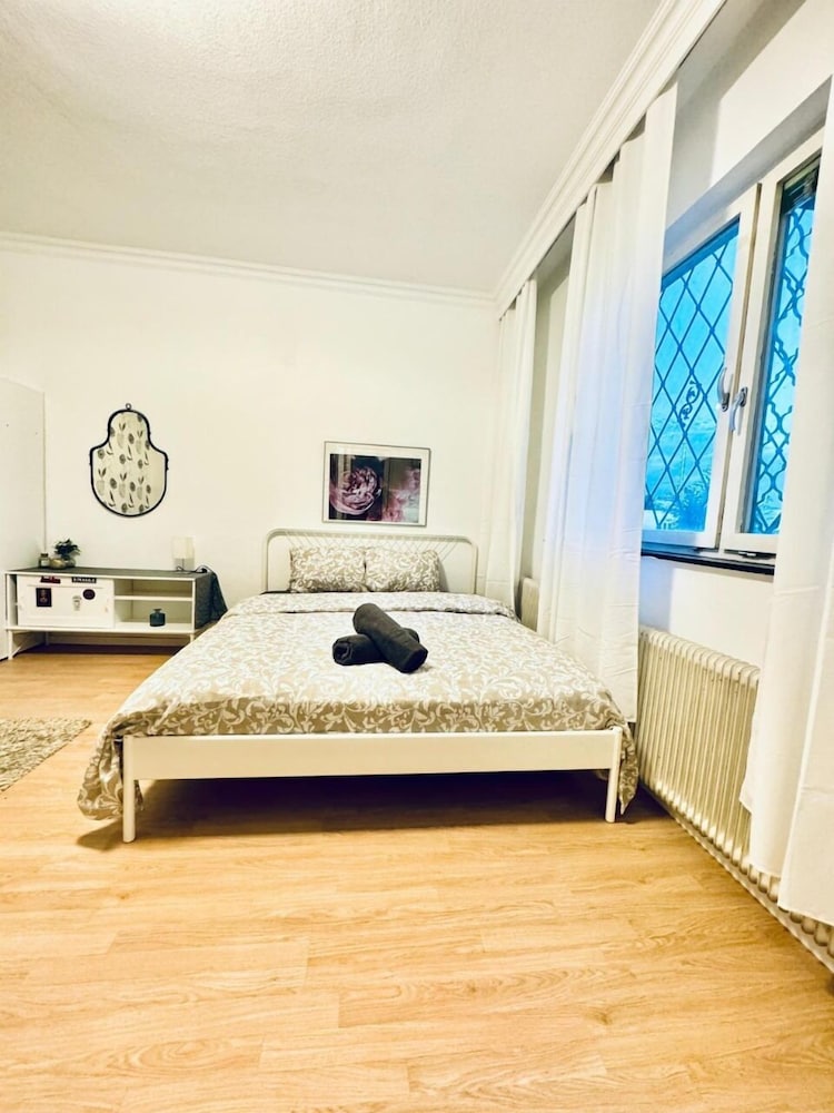 7 private Rooms in a spacious Villa