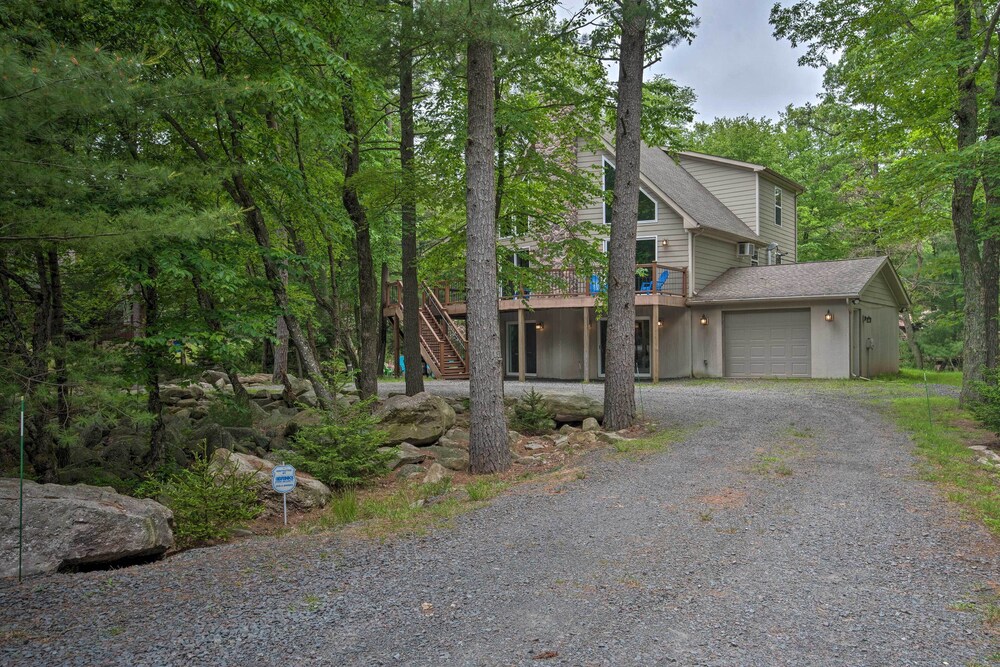 2 Mi to Lake Harmony: Gem w/ Game Room & Deck view 4