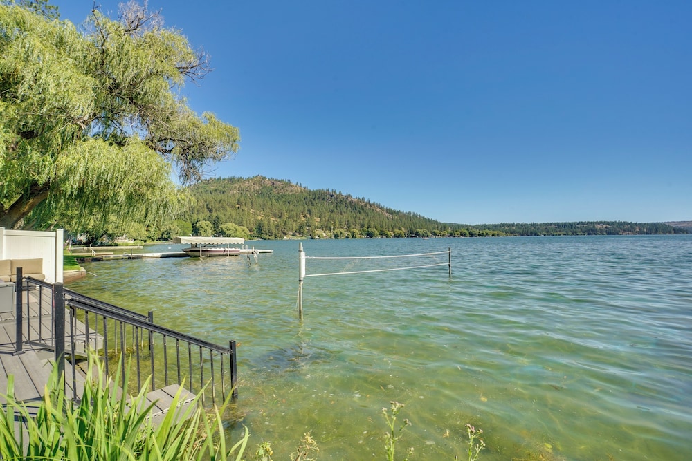 Waterfront Deck w/ Fire Pit: Lake Spokane Gem!
