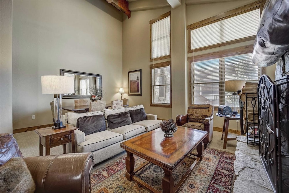 2 Condos Ski-in/ski-out at Deer Valley + Hot Tubs Mont Cervin by Avantstay