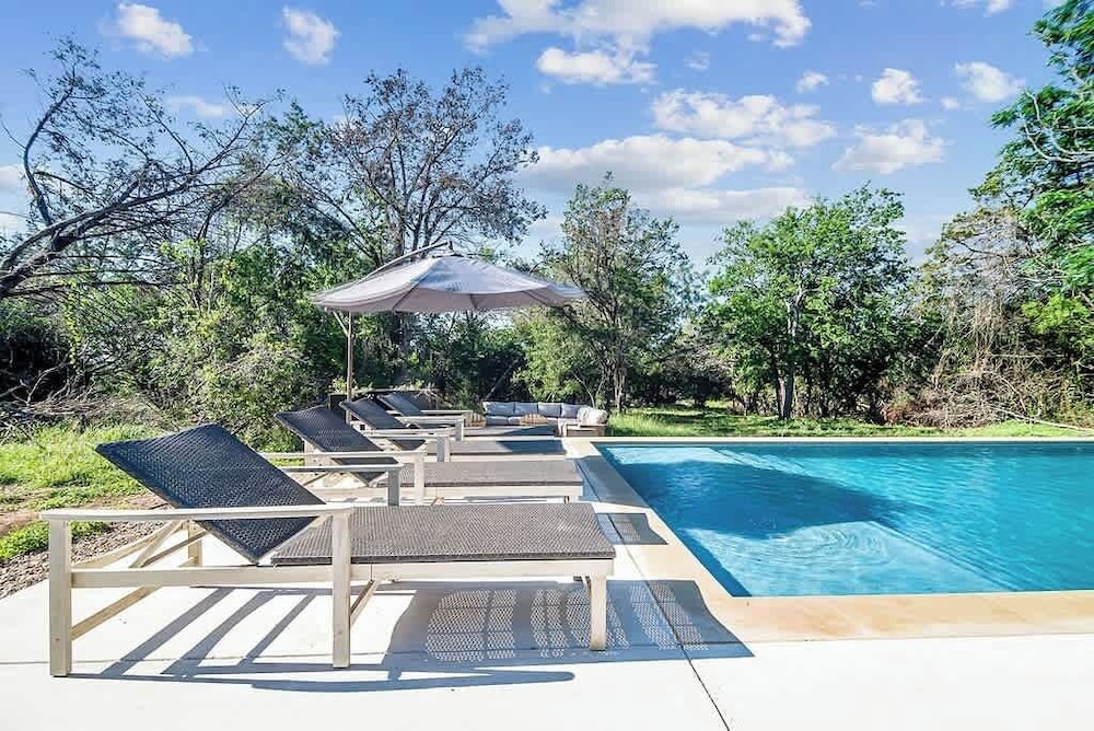 Luxe Poolside Retreat W/sauna-minutes From Downtown!
