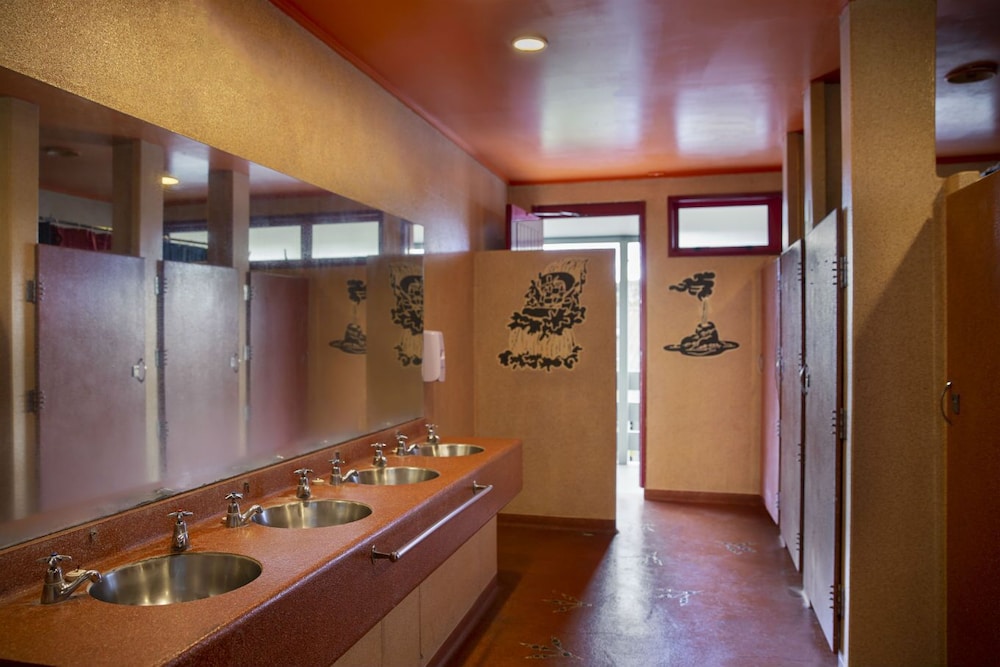 Smoke Lake Hot Springs Lodge and Camp