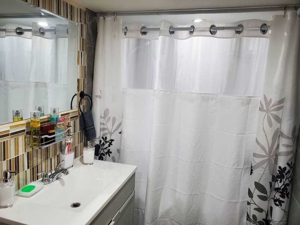 240 Spacious Modern Home w AC