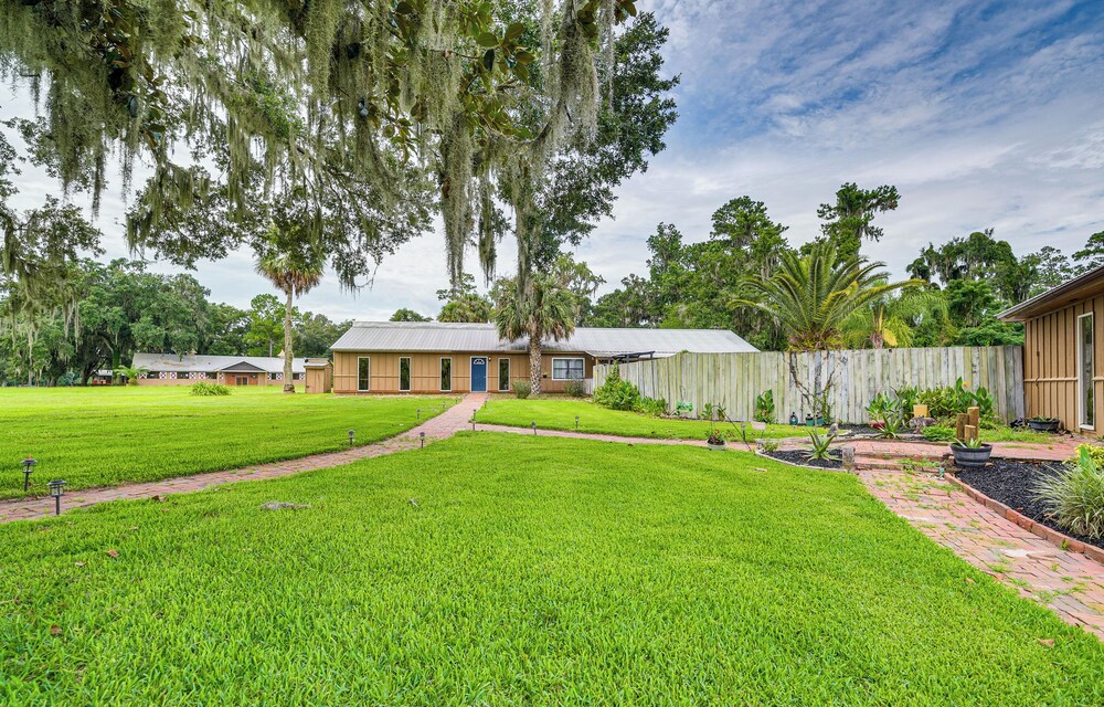 Spacious Micanopy Farmhouse w/ Luxurious Pool! view 4
