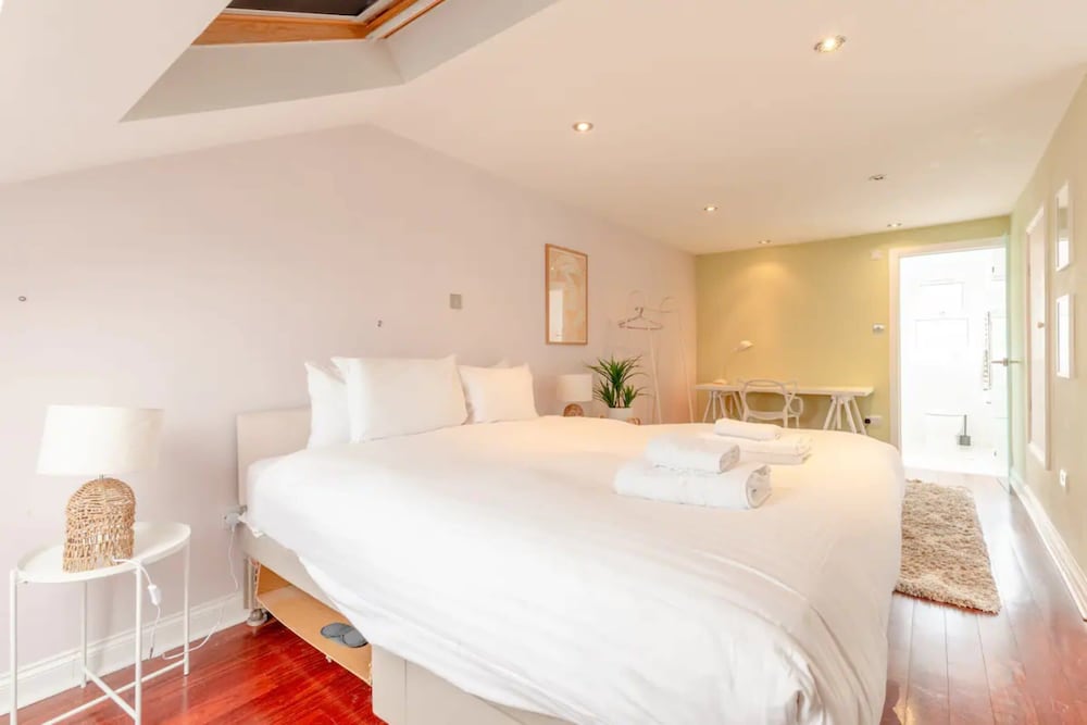Stylish 2 Bedroom Apartment Beside Putney Station