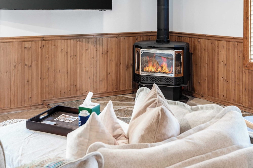 Geraldine Drive by Avantstay Hot Tub, Views, Walk to Trails + Game Room
