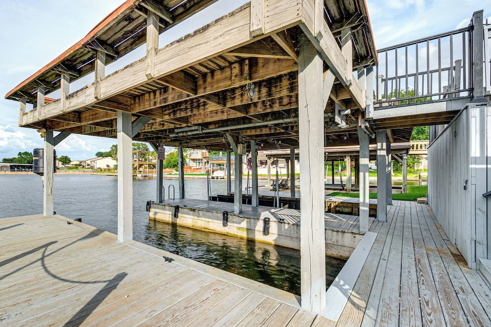 Private Boat Dock & Slip: Luxe Lake Conroe Gem!