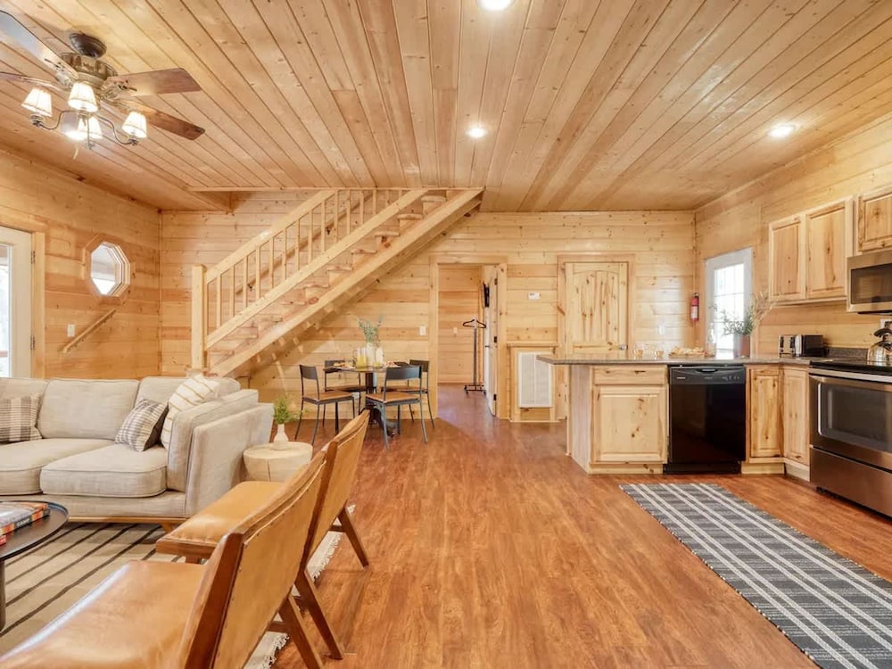 Charming Smoky Mountain Cabin w Hot tub Views