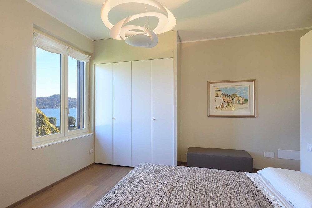 Lakefront Holiday Home