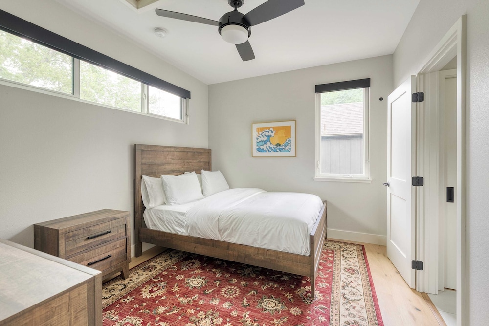 Private Pool, Firepit, Patio Steps to East Austin Dining, Music, Art, Murals