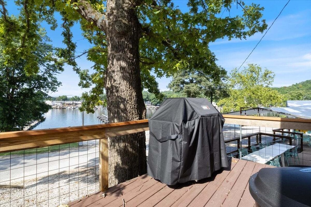 Lakefront Home in a Quiet Cove, Private Dock, Outdoor Dining & Fishing
