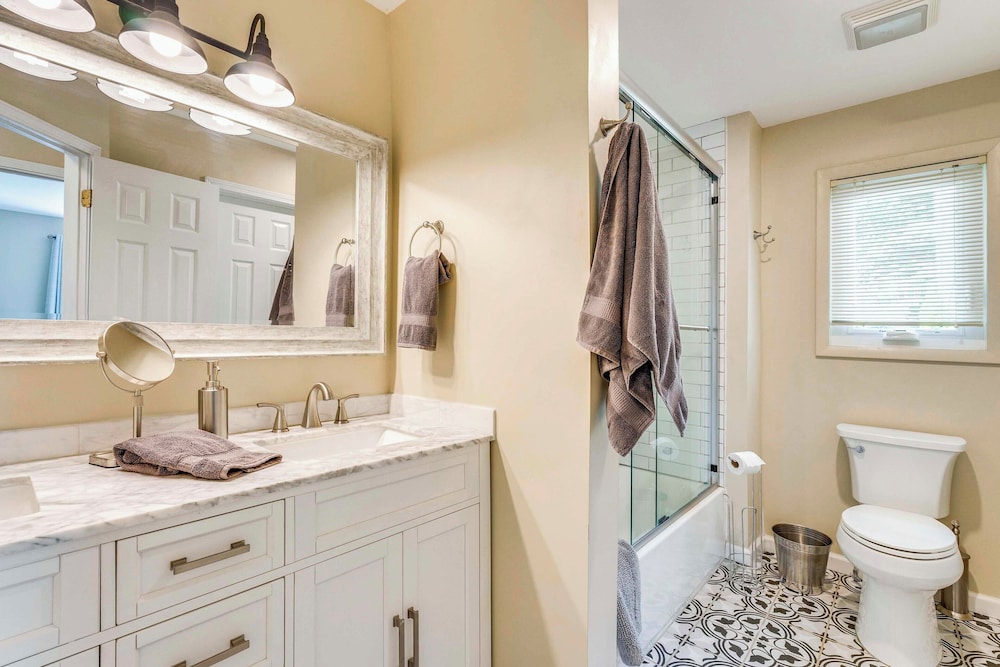 February Perks! Couples Getaway in Hayesville