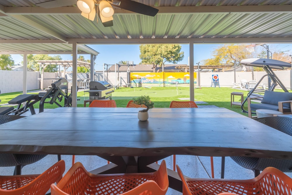 Phoenix 4 BDR Home With Outdoor Entertainment