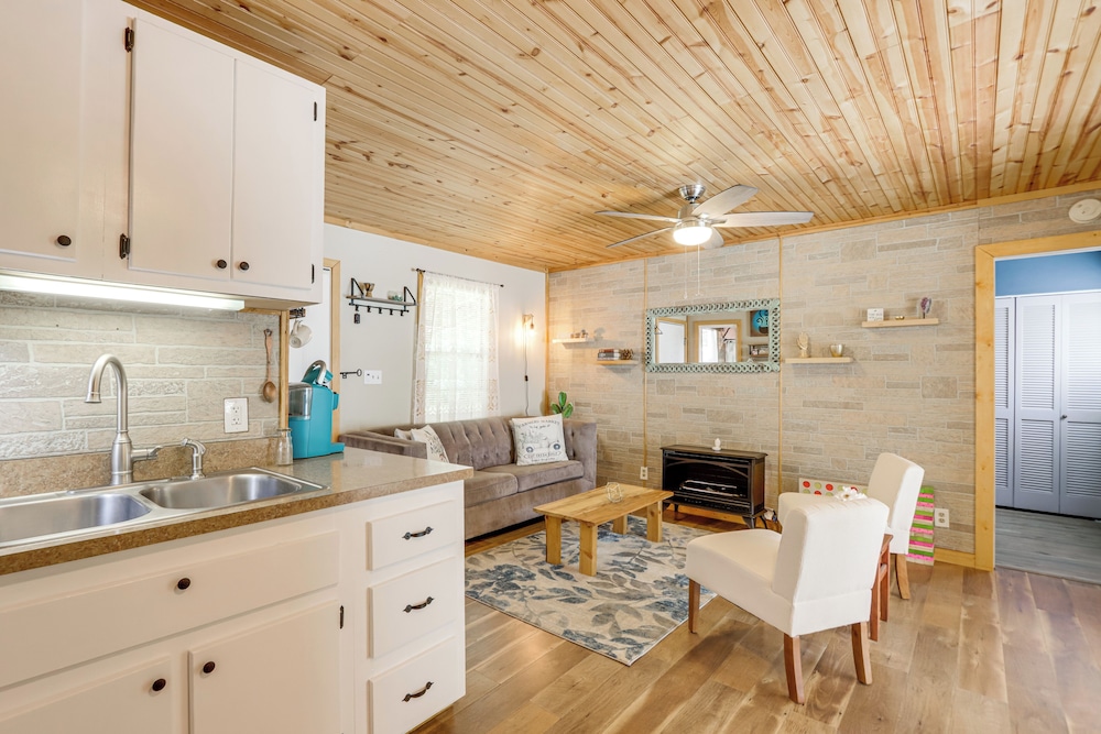 Pet-friendly Mtn Retreat w/ Yard in Blairsville!