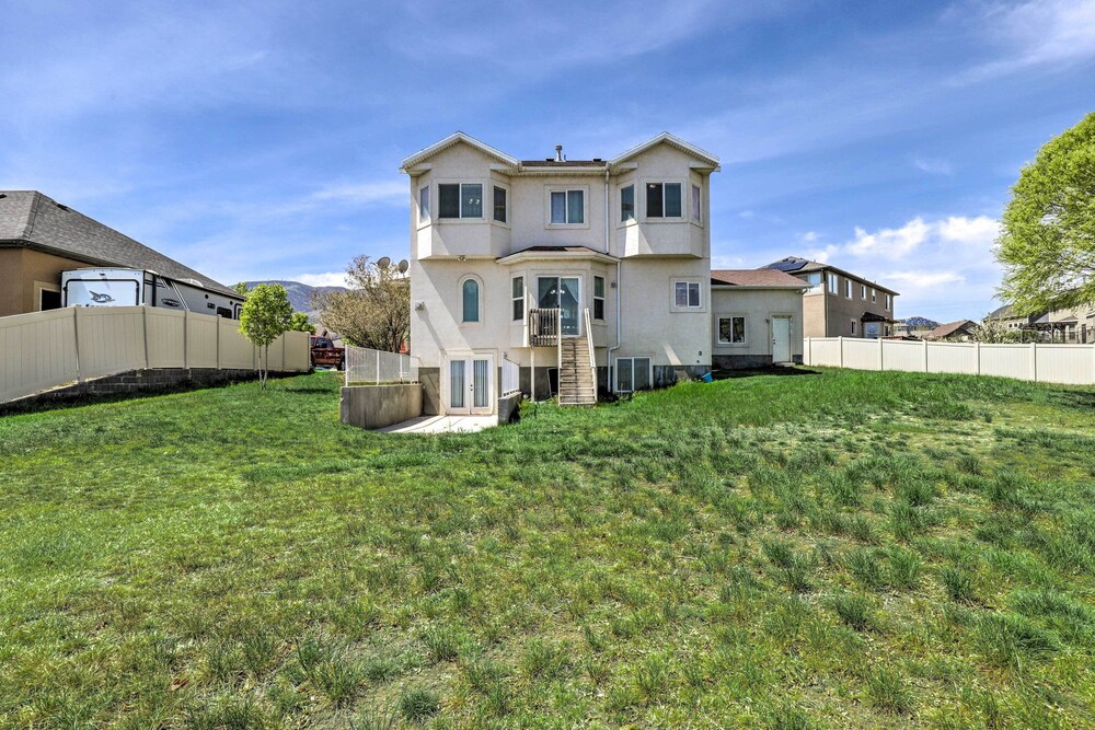 Mtn-view Home: Across From Lake + 30 Mi to Skiing!