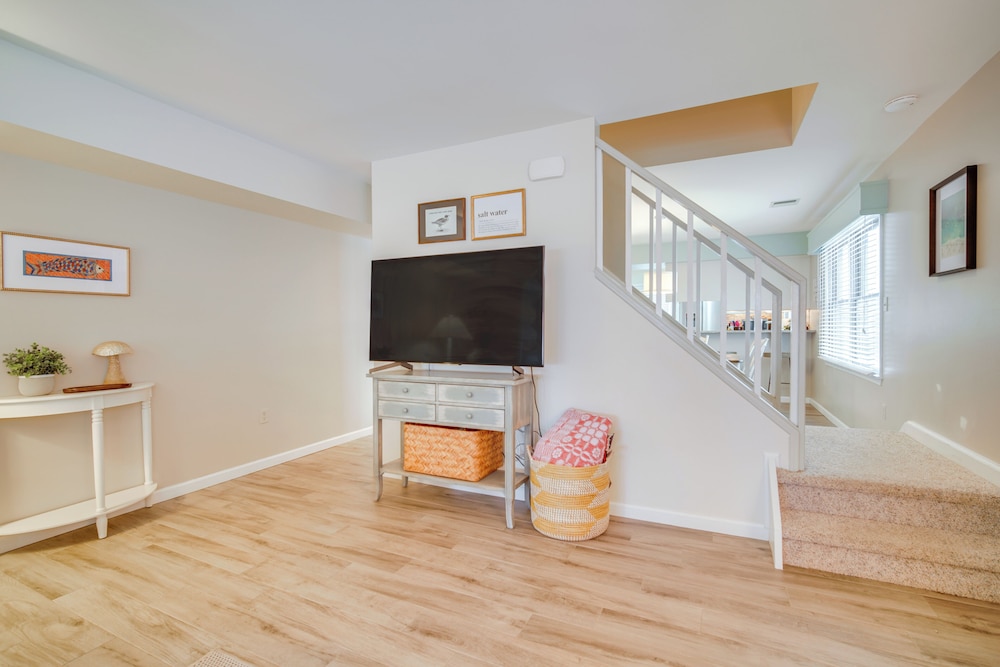 Steps to Beach: Townhome w/ Balcony in Ocean City