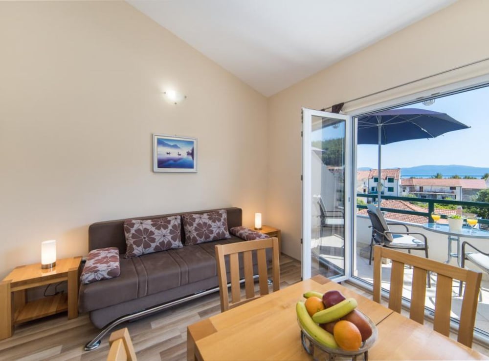 Apartments Nmn Drvenik