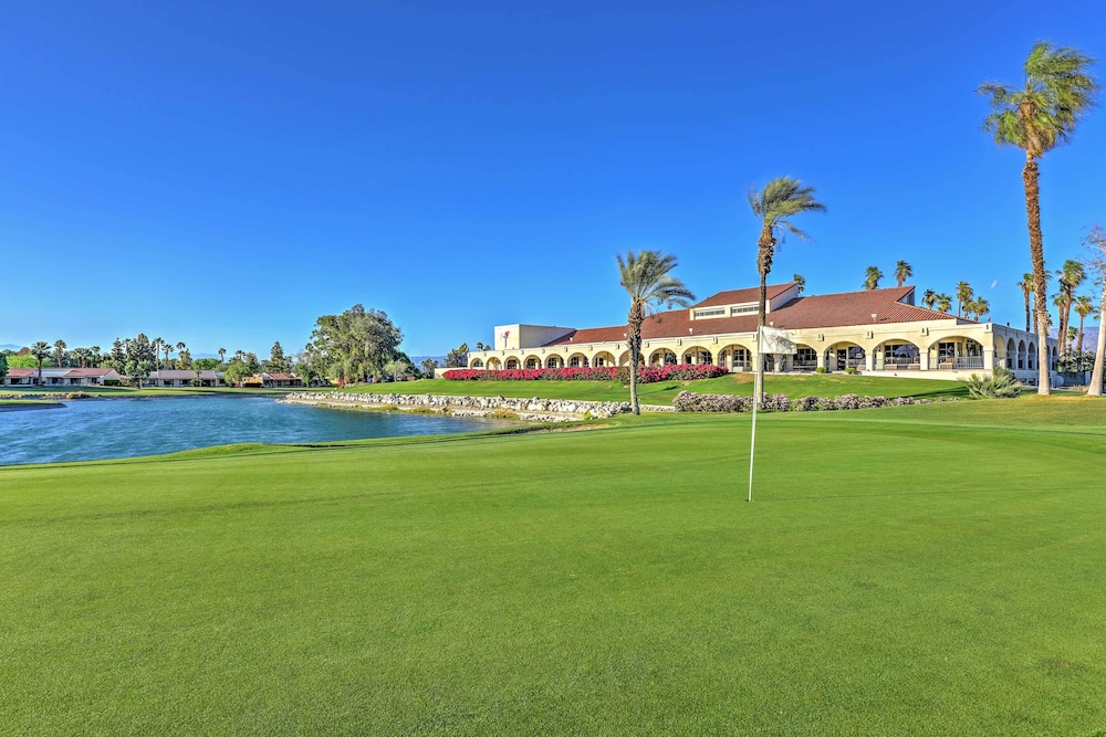 Pet-friendly Palm Desert Retreat: Golf Course View