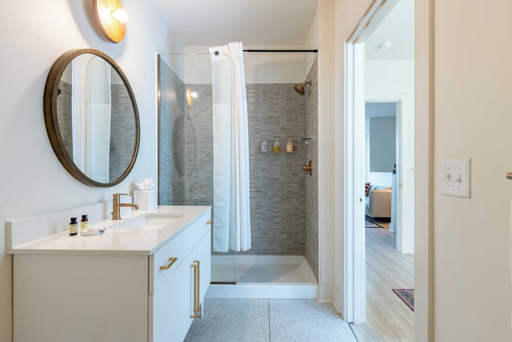 Sleeps 24, 2 Units Mins to Downtown Outrider by Avantstay