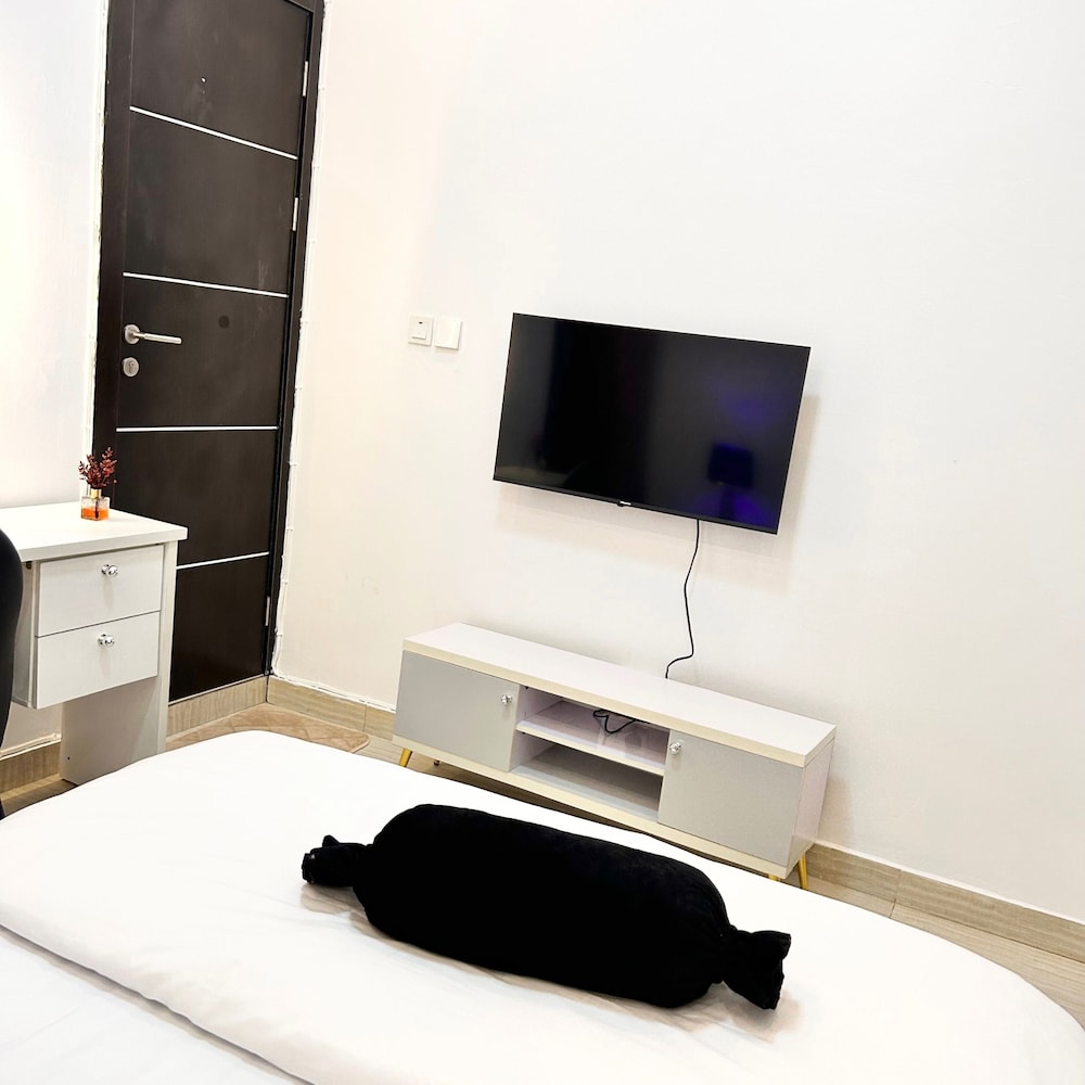 Luxury Shortlet Apartment LBS, AJAH view 4